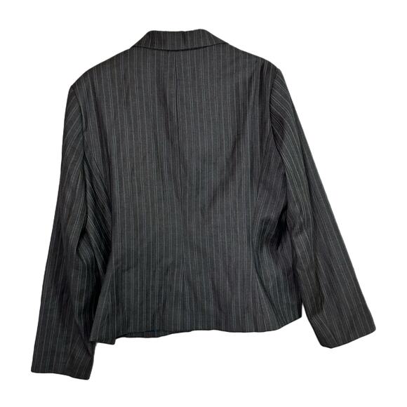 Signature by Larry Levine Women’s Gray Pinstriped Blazer, Size 18, Pre-owned - Picture 2 of 4